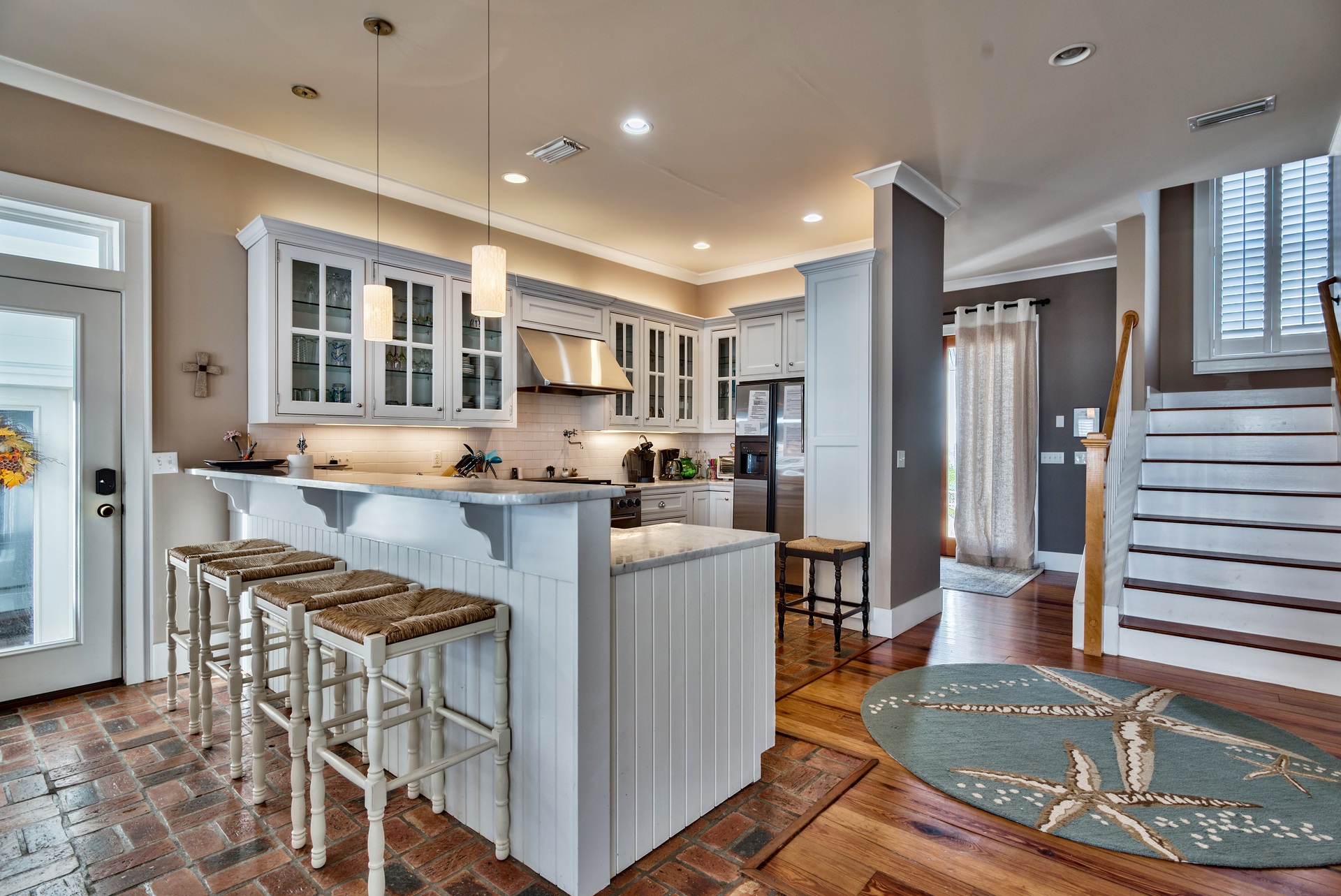 Breakfast bar and fully equipped kitchen