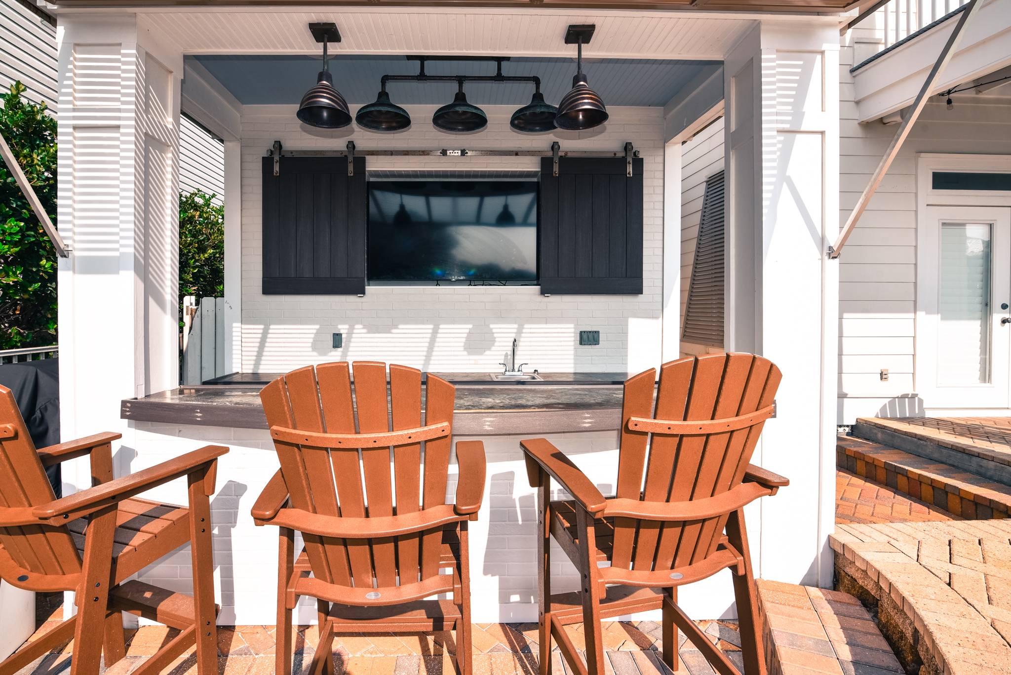 Outdoor Kitchen and big screen TV! Ice maker and fridge too!