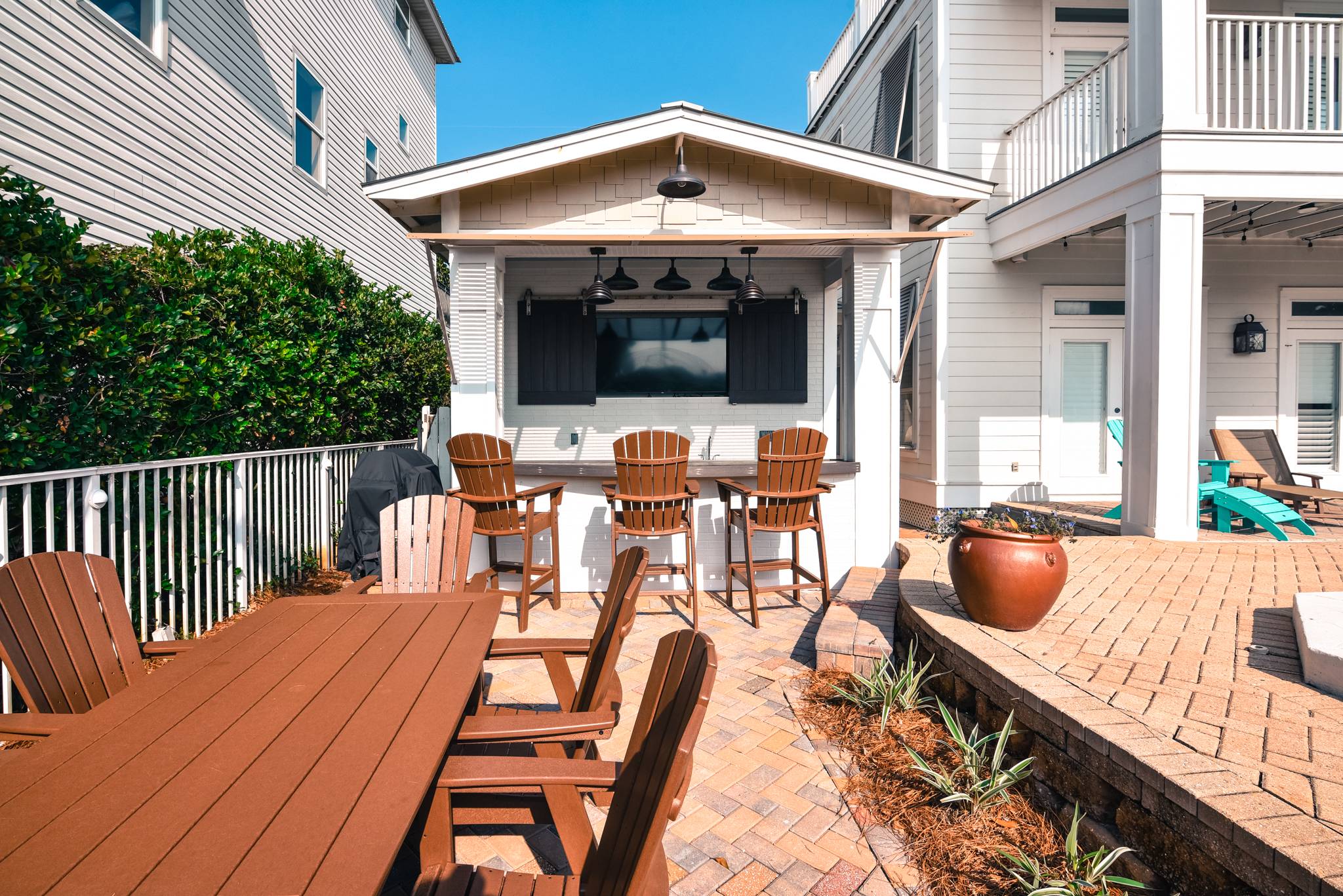 Outdoor Kitchen and big screen TV! Ice maker and fridge too!